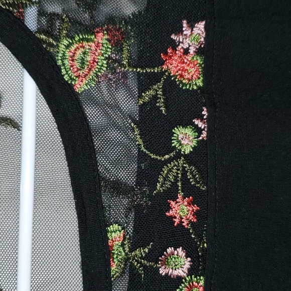 Kim & Cami Embroidered Floral Tunic Top - Picture 6 of 12